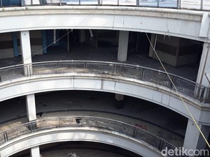 Deretan Penunggu di Mal Serpong Plaza yang Tak Berpenghuni