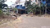 Ini dia penampakan Serpong Plaza yang kondisinya terbengkalai, Selasa (17/10/2023).