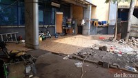 Masuk ke dalam mal, di lobby banyak terdapat barang rongsok mulai dari motor, pondok bambu serta dipan kayu yang reyot. Terlihat di sekitar depan lobby mal ini ada sejumlah hewan peliharaan seperti ayam dan kambing. Di dekat area ini juga ditemui dua ekor anjing yang lehernya terikat rantai.