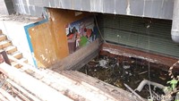 Kemudian di dekat pintu lobby juga terlihat sejumlah pakaian yang tengah dijemur dan gerobak-gerobak tua. Hal ini menandakan ada sosok penghuni yang menempati kawasan ini.