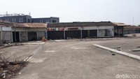 Serpong Plaza ini sudah lama mati dan bangunannya dibiarkan terbengkalai begitu saja. Berdasarkan pengamatan detikcom di lokasi, Selasa (17/10/2023), bangunan mal ini terletak di Jalan Raya Serpong, Tangerang Selatan, masih di kawasan BSD juga.