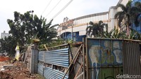 Terlihat di sepanjang jalan depan mal tengah dilakukan penggalian jalan. Namun di depan akses pintu masuk bangunan yang berupa lembaran seng saja masih dapat diakses.