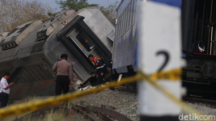 Police line dipasang di TKP kecelakaan KA Argo Semeru vs KA Argo Wilis di Sentolo, Kulon Progo, Selasa (17/10/2023). Polisi kini melakukan penyelidikan kecelakaan itu.