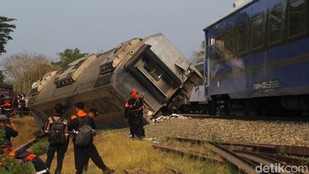 Police line dipasang di TKP kecelakaan KA Argo Semeru vs KA Argo Wilis di Sentolo, Kulon Progo, Selasa (17/10/2023). Polisi kini melakukan penyelidikan kecelakaan itu.