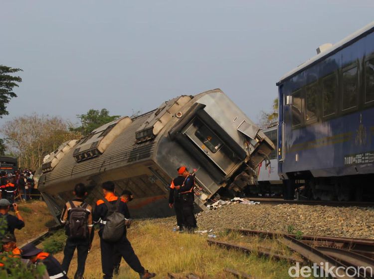 Potret Evakuasi Penumpang dan KA yang Kecelakaan di Sentolo Kulon Progo