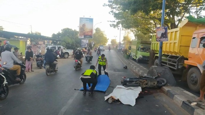 Polisi evakuasi pemotor tewas dilindas truk di Maros, Sulsel.