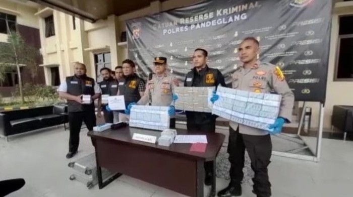 Polisi sita Rp 1,4 miliar terkait kasus kredit fiktif pada Bank BUMD Pandeglang. (Aris Rivaldo/detikcom).