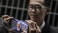 Almas Tsaqibbirru merupakan putra Boyamin Saiman, Koordinator Masyarakat Anti-korupsi Indonesia (MAKI). Ia menyatakan diri sebagai pengagum putra Presiden Joko Widodo sekaligus Wali Kota Solo Gibran Rakabuming Raka. Ia mengagumi Gibran karena kinerjanya sebagai wali kota.  