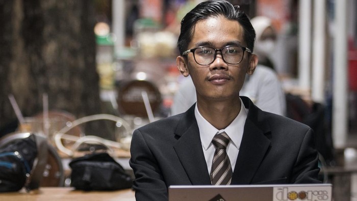 Potret Almas Tsaqibbirru, Mahasiswa Penggugat UU Batas Usia Capres-Cawapres Penggugat uji materi undang-undang (UU) Pemilu batas usia capres-cawapres Almas Tsaqibbirru Re A. memberikan keterangan kepada wartawan saat ditemui di Manahan, Solo, Jawa Tengah, Senin (16/10/2023). Mahkamah Konstitusi (MK) mengabulkan sebagian permohonan uji materi terhadap UU Nomor 7 Tahun 2017 tentang Pemilihan Umum terkait batas usia capres-cawapres yang diajukan mahasiswa fakultas hukum Universitas Surakarta (UNSA) Almas Tsaqibbirru yang menyatakan batas usia capres-cawapres tetap 40 tahun kecuali yang pernah atau sedang menjabat yang dipilih lewat pemilu, termasuk pemilihan kepala daerah. ANTARA FOTO/Mohammad Ayudha. ANTARA FOTO/Mohammad Ayudha/Spt.