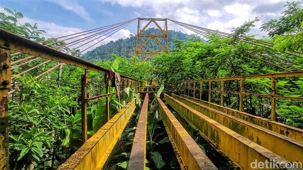 Potret Jembatan Kuning Bagbagan atau Kabelbrug Tjimandiri yang dibangun Belanda.