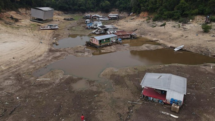 Boats and houseboats are seen stranded at David's Marina, as the water level at a major river port in Brazil's Amazon rainforest hit its lowest point in at least 121 years on Monday, at the Rio Negro river in Manaus, Brazil October 16, 2023. REUTERS/Bruno Kelly