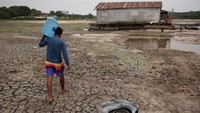 Panjangnya musim kemarau 2023 dan adanya hambatan pembentukan awan mengurangi curah hujan yang sudah rendah di wilayah tersebut.  