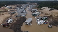 Tak hanya kebakaran hutan, gelombang panas tahun 2023 juga menyebabkan kekeringan parah. Salah satunya terjadi di Amazon. Kekeringan parah telah membuat Sungai Amazon di Brasil berada dalam keadaan darurat. Air sungai menyusut ke titik terendah dalam setidaknya 121 tahun. (REUTERS/Bruno Kelly)