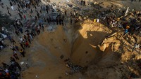 Serangan udara Israel di Khan Younis meninggalkan jejak mengerikan, yakni lubang besar yang mengaga.   