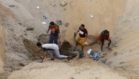 Warga mencari korban di balik reruntuhan. Kementerian Kesehatan Gaza menyatakan sebanyak 2.750 warga Palestina terbunuh dan 9.700 terluka sejak Israel memborbardir Gaza lewat udara sejak 7 Oktober lalu.