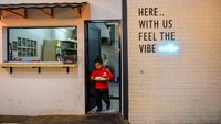 Pramusaji disabilitas membawa hidangan untuk diberikan kepada pelanggan di Restoran Iga Bakar Si Cebol, Bandung, Jawa Barat, Selasa (17/10/2023).  