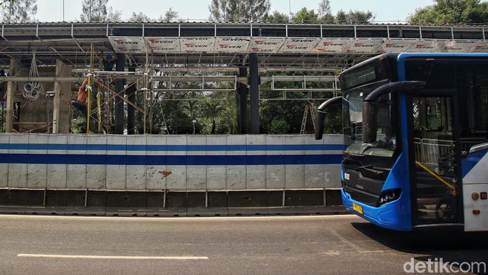 Penumpang Bus Transjakarta di Sekitar Halte Grogol Reformasi