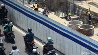 Selama penutupan halte Grogol 1, pelanggan dapat menggunakan Halte Jelambar.  