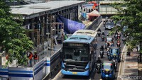 Sejumlah pekerja menyelesaikan revitalisasi halte TransJakarta Grogol 1 di Jalan Kyai Tapa, Jakarta, Senin, (16/10/2023).   