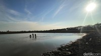 Dari pantauan detikJatim, air di Waduk Bunder saat ini  hanya setinggi 50 CM. Padahal sebelum musim kemarau, air yang berada di waduk bisa mencapai kedalaman sekitar 5 hingga 8 meter.