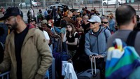 Warga negara AS dan anggota keluarga dekat mereka menunggu sebelum meninggalkan Israel dengan kapal menuju Siprus, di tengah konflik yang sedang berlangsung antara Israel dan kelompok Islam Palestina Hamas, di Haifa, Israel, Senin (16/10/2023). Seperti dilansir AFP, saat Israel bersiap melancarkan invasi darat ke Jalur Gaza, kapal yang disiapkan AS itu akan meninggalkan pelabuhan Haifa di Israel ke Limassol, Siprus.