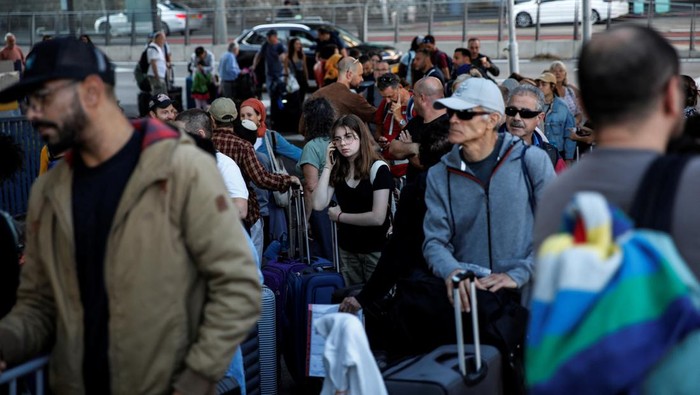 Potret Warga AS Dievakuasi dari Israel dengan Kapal Pesiar People wheel their luggage as U.S. nationals and their immediate family members leave Israel on a ship headed for Cyprus, amid the ongoing conflict between Israel and the Palestinian Islamist group Hamas, in Haifa, Israel, October 16, 2023. REUTERS/Shir Torem