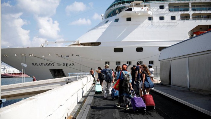 Potret Warga AS Dievakuasi dari Israel dengan Kapal Pesiar People wheel their luggage as U.S. nationals and their immediate family members leave Israel on a ship headed for Cyprus, amid the ongoing conflict between Israel and the Palestinian Islamist group Hamas, in Haifa, Israel, October 16, 2023. REUTERS/Shir Torem