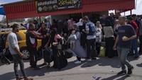 Warga Palestina menunggu untuk menyeberang ke Mesir di perbatasan Rafah di Jalur Gaza, pada Senin (16/10/2023). Kerumunan warga Palestina yang berkewarganegaraan ganda menunggu dengan cemas di penyeberangan Rafah yang masih tertutup dari Gaza ke Mesir.  
