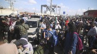 Sementara orang-orang menunggu untuk meninggalkan wilayah Gaza, pasokan bantuan yang datang dari Mesir juga terhenti. Ratusan metrik ton bantuan dari beberapa negara telah tertahan di Semenanjung Sinai Mesir selama berhari-hari sambil menunggu kesepakatan untuk pengiriman yang aman ke Gaza dan evakuasi beberapa pemegang paspor asing melalui penyeberangan Rafah. AP/Hatem Ali