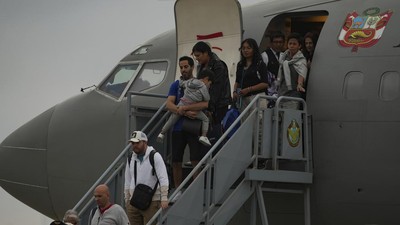 Potret Warga Peru Dievakuasi dari Israel dengan Pesawat Kepresidenan