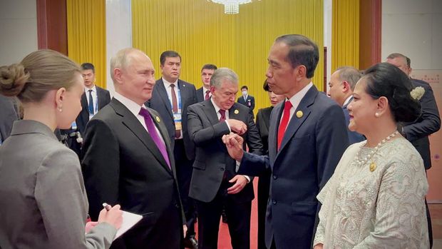 Presiden Joko Widodo dan Ibu Iriana Joko Widodo bertemu dan berfoto bersama Presiden Rusia Vladimir Putin sebelum menghadiri Welcoming Dinner Leaders Belt and Road Forum (BRF) yang dilaksanakan di Great Hall of the People, Beijing pada Selasa malam, 17 Oktober 2023. (Dok. Biro Pers Sekretariat Presiden)