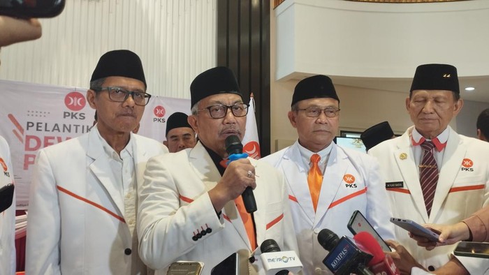 Presiden PKS Ahmad Syaikhu menghormati putusan Mahkamah Konstitusi (MK) yang menyatakan capres-cawapres yang belum berusia 40 tahun bisa maju asal kepala daerah berpengalaman.