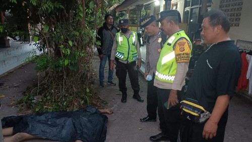 Pria tewas di halaman kos setelah terguling-guling akibat kesakitan, Senin (16/10/2023).