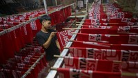 Industri rumahan tersebut menerima pesanan alat peraga kampanye berupa bendera partai politik untuk Pemilu 2024 dengan jumlah produksi mencapai 5.000 lembar per hari. 