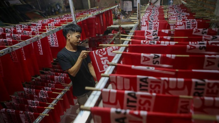 Produksi alat peraga kampenye Pemilu 2024 Dua pekerja menyelesaikan pembuatan alat peraga kampanye di Bukit Duri, Jakarta, Selasa (17/10/2023). Industri rumahan tersebut menerima pesanan alat peraga kampanye berupa bendera partai politik untuk Pemilu 2024 dengan jumlah produksi mencapai 5.000 lembar per hari dengan harga Rp5 ribu hingga Rp1 juta per lembar tergantung kualitas dan ukurannya. ANTARA FOTO/Fauzan/nym.
