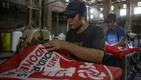 Harga bendera dibandrol Rp 5 ribu hingga Rp 1 juta per lembar tergantung kualitas dan ukurannya. 
