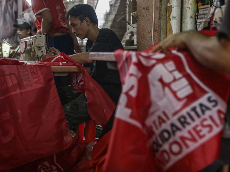 Sibuknya Para Pekerja Garap Alat Peraga Kampanye