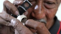 Perajin menyelesaikan pesanan perhiasan cincin berbahan perak di Blimbing, Malang, Jawa Timur, Selasa (17/10/2023). 