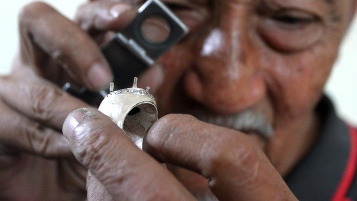 Perajin menyelesaikan pesanan perhiasan cincin berbahan perak di Blimbing, Malang, Jawa Timur, Selasa (17/10/2023). Perajin setempat mampu memproduksi sekitar 60 perhiasan perak per bulan seperti kalung, cincin dan gelang untuk dijual ke berbagai daerah di Indonesia dengan harga Rp150 ribu hingga Rp550 ribu per buah tergantung kadar perak serta modelnya. ANTARA FOTO/Ari Bowo Sucipto/rwa.