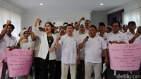 Adi Pranata Surya Ketua Umum Propas (Pro Prabowo Subianto), Ahmadi Hasibuan Sekjen Propas dan Fitriana Bendahara Propas saat melakukan deklarasi di Rumah Pemenangan Relawan Prabowo, Jakarta, Rabu (17/10/2023).  
