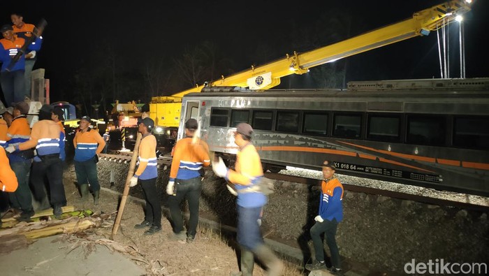 Proses evakuasi menggunakan crane di lokasi kecelakaan KA Argo Semeru dan KA Argo Semeru di Sentolo, Kulon Progo, Selasa (17/10/2023).