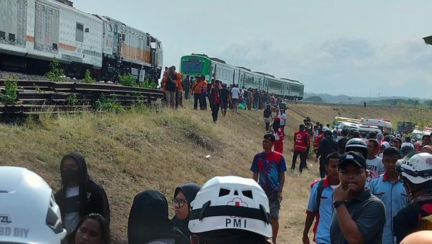 KA Bandara evakuasi korban kecelakaan KA Argo Semeru dan KA Argo Wilis (Sosial Media X @TRCBPBDDIY)