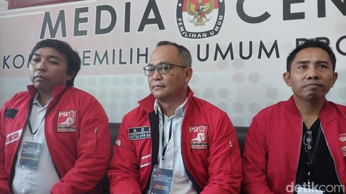 Ketua DPW PSI Bali I Nengah Adi Susanto (tengah) di KPU Provinsi Bali, Sabtu (13/5/2023).