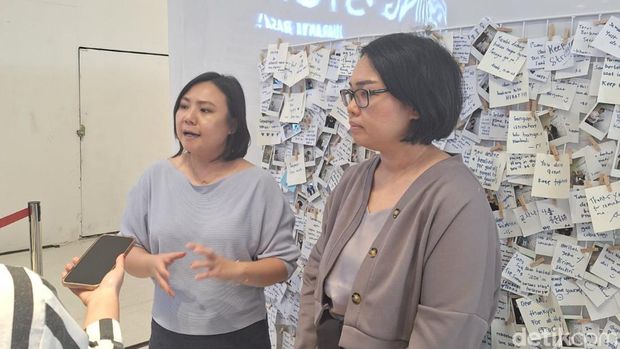 Psikolog klinis yang juga Co-Founder Ohana Space, Veronica Adesla dan Kantiana Taslim Psikolog klinis yang juga Co-Founder Ohana Space, Veronica Adesla dan Kantiana Taslim sedang memberikan informasi terkait Mental Health First Aid Tools.