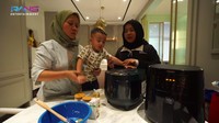 Lewat kanal YouTube RANS Entertainment, terlihat momen Rayyanza menyiapkan kejutan nasi kuning untuk kedua orang tuanya. Foto: YouTube RANS Entertainment