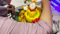 Tentu saja, Rayyazan dibantu oleh Sus Rini dan Mbak Lala. Mulai dari membuat nasi kuning hingga menyiapkan lauknya. Foto: YouTube RANS Entertainment