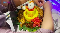 Setelah nasi kuningnya matang, Sus Rini dan Mbak Lala juga menghias dengan berbagai lauk pelengkap. Mulai dari telur, mie, dan tempe. Foto: YouTube RANS Entertainment