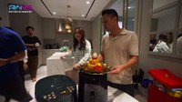 Penampilan nasi kuningnya menggemaskan karena ada telur yang berbentuk ayam. Selain itu, juga ada inisial nama Raffi Ahmad dan Nagita Slavina dari wortel. Foto: YouTube RANS Entertainment