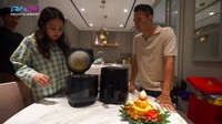 Kemudian Rayyanza ditemani dengan Sus Rini memberikan kejutan nasi kuning tersebut kepada Raffi Ahmad dan Nagita Slavina. Foto: YouTube RANS Entertainment
