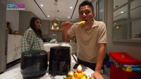 Ini momen ketika Raffi Ahmad mencicipi nasi kuning buatan Rayyanza, Sus Rini, dan Mbak Lala. Foto: YouTube RANS Entertainment